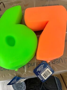 VIRAL Squeeeze 6-7 Jumbo Non-toxic Squish